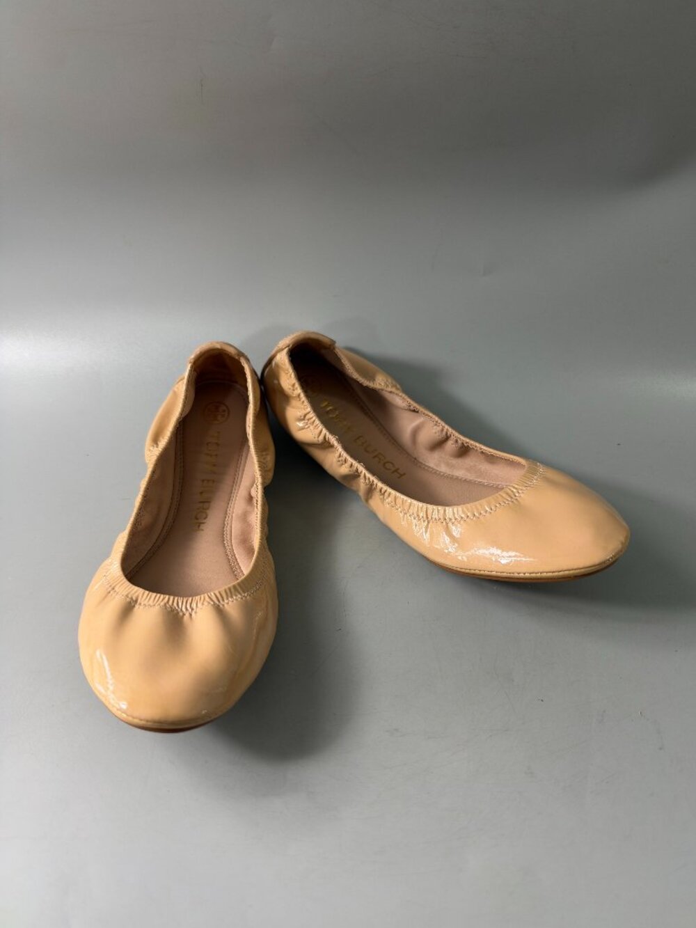 TORY BURCH Eddie Ballet Flats Shoes Camel Tan Patent Leather Logo Size 8